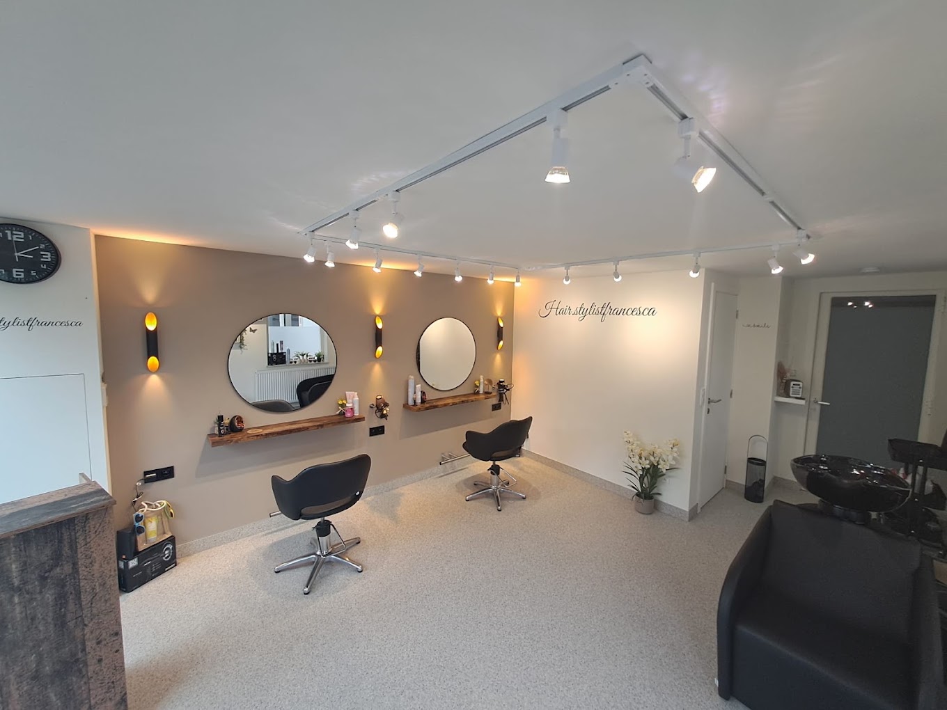 Warm interieur van een exclusief kapsalon